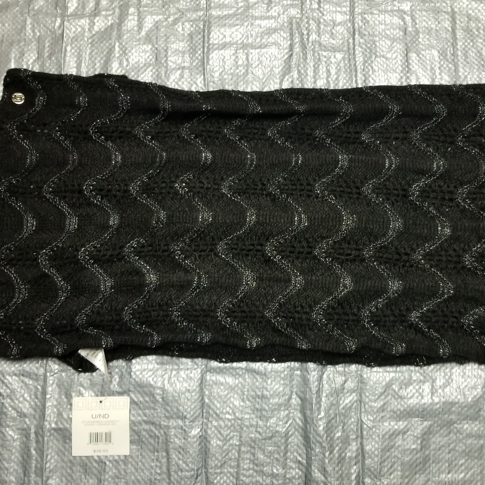 🧣Liz Claiborne circle scarf with sparkle detailing